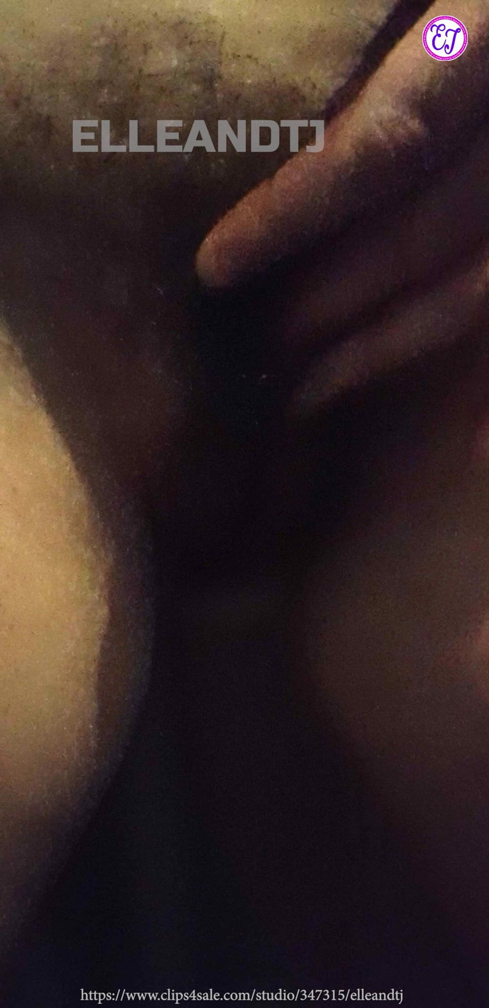 elleandtj: MILF berbulu menjolok dirinya