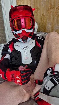 Dalam Biker Gear, dia dibawa ke orgasme