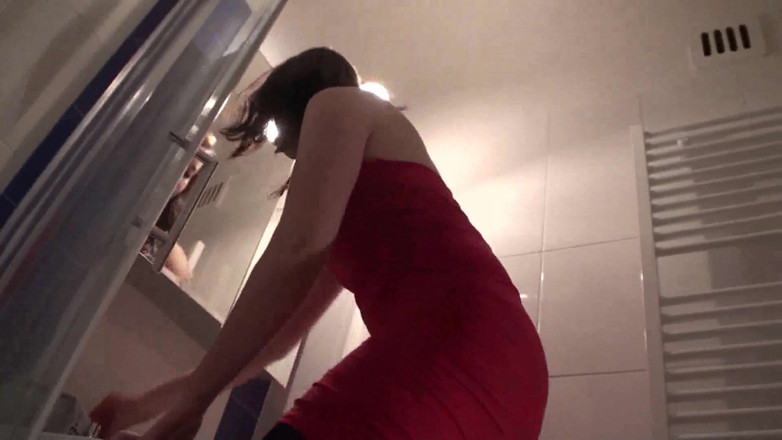 Femdom Austria: Tacchi a punta schiacciano spompinata umana in bagno