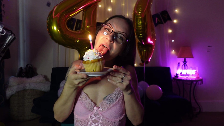 Raven Willow: Luz de velas y antojos de pastelito