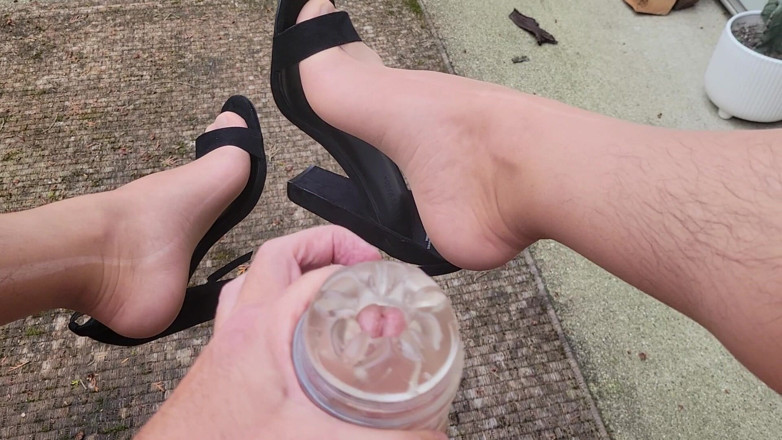 Feet Lover: Zakar besar memancut mani di luar rumah dengan tumit