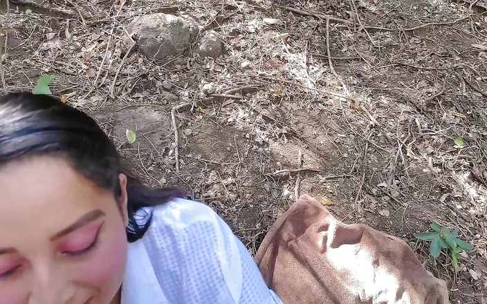 Marys: Gran culo en el bosque follado por extraño