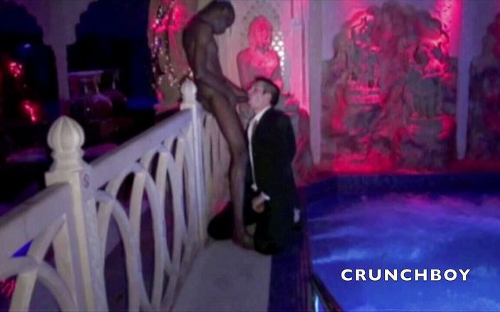 Crunch Boy: Темношкіру шлюху відтрахав працівник у костюмі та класі та спільному басейні