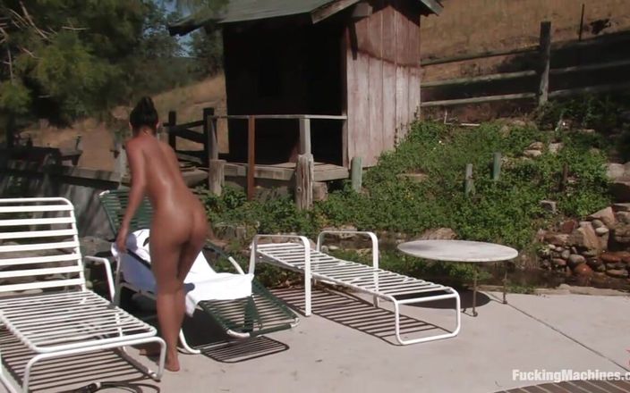 Fucking Machines by Kink: Booty camp Dzień 3: Piłki na zewnątrz