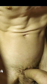 Jonge twink giet zichzelf met sperma