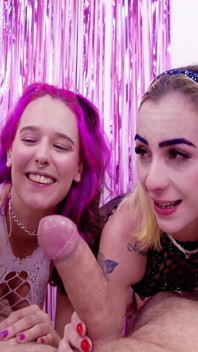 Gangbang inversa! Quattro bellezze fanno sesso e finiscono insieme e con il ragazzo fortunato con il grosso cazzo