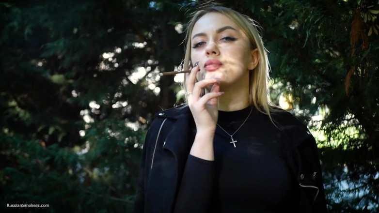 Russian Smokers: 热辣的金发女郎在大自然中抽两支黑色香烟