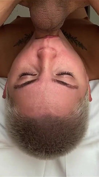 Přísná trenérka mě nutí pracovat, protože jsem se zpozdí na tréninku
