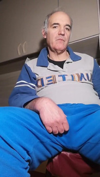 Sunt prea nerăbdător. E timpul pentru penisul meu.