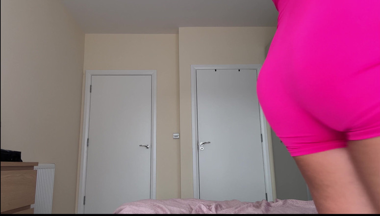 Emma Voyeur: Я Поглаживаю Свою Киску И Вырез В Тугих Штанах