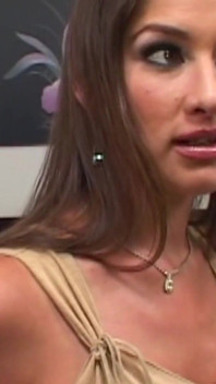 Elle est une assez bonne chevaucheuse anale pour une nana qui n’a jamais vu de grosse noire avant