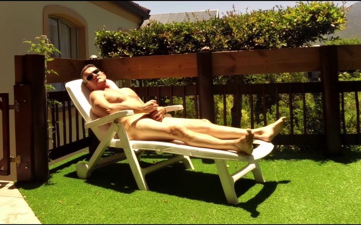 Hunggaystudza: Tocándome desnuda en mi cubierta