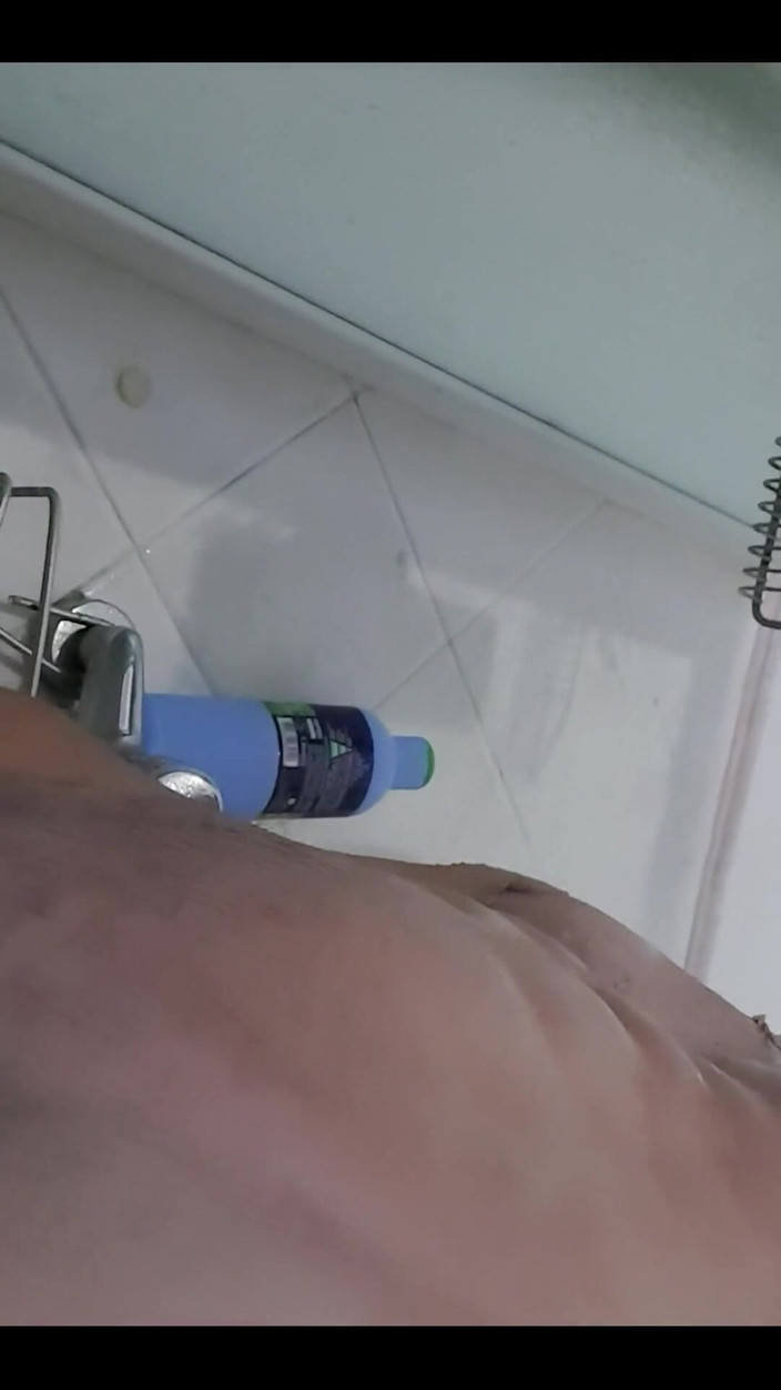 Boy jerking off: Gel de benimle ateşli bir duş al?