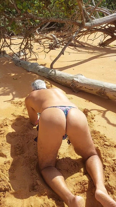 Ladysilvas: Ladysilva w bikini na plaży pokazując jej gorący tyłek, pełen...