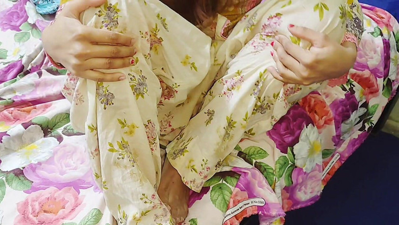 Sairaxsaim: 침대에서 큰 엉덩이 후배위 스타일 클리어 힌디어 더러운 이야기 거유 자연의 젖탱이 푹신한 보지 입술에 갇힌 인도 의붓딸