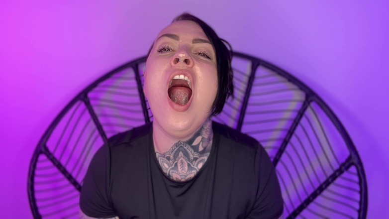 Miss Valentina: Fetiș cu căscat la culcare