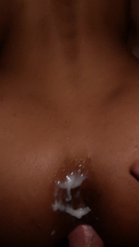 Impresionante tetona Ladyboy chupando culo y follando