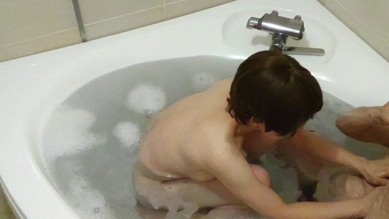 akeieroi: Flirtování ve vaně s nevěrným partnerem