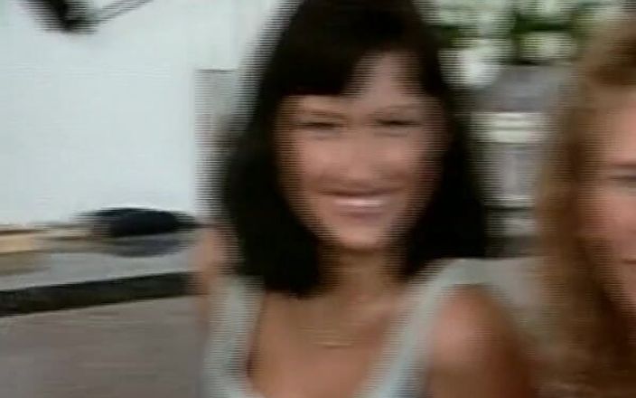 German Homemade: Dua pelacur hot jerman lagi asik nyepong kontol besar dan...