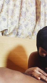 Éjaculation dans sa bouche pendant qu’elle suce sa grosse bite noire