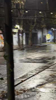 Coppia Estrema Rischiosa Che Si Masturba All'aperto in Pubblico Sotto La Pioggia (molto Romantico)