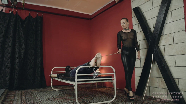 Cruel Anettes fetish world: Bastinado en la cama