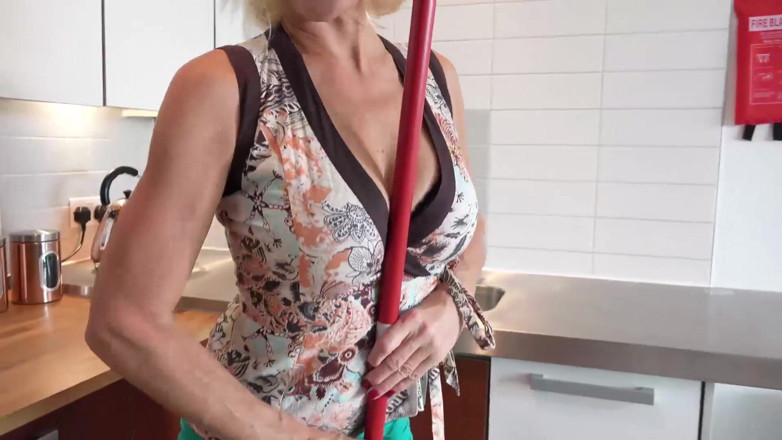 Dirty Doctors Clips - Solo Mature Playtime: Olgun ev işlerini yapıyor