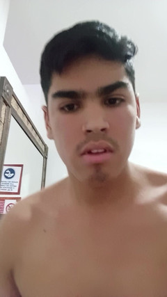 Alex Rivera: 男孩在镜头前展示他的屁股