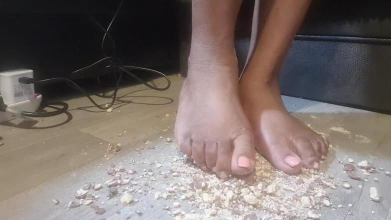 Simp to my ebony feet: Давящая мальтийку