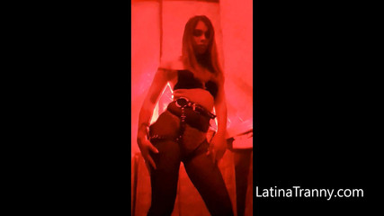 Nikki Montero: Prezervatifsiz seks porno yıldızı genç travesti Alis erkeğini tatmin ediyor...