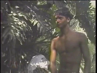 Un garçon gay sexy adore sucer une grosse bite pendant que son ami lui baise le trou du cul
