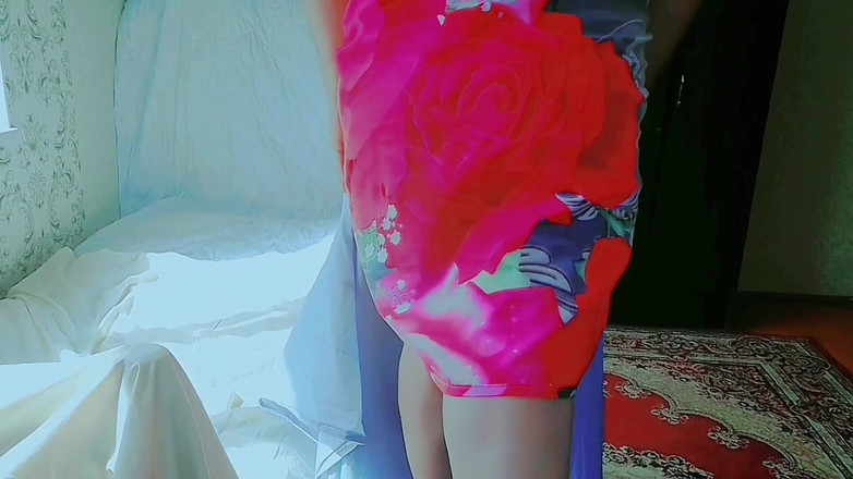 Kitty_Cross: Roztomilá Shemale kouří polibek na kameru