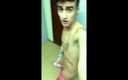 Idmir Sugary: Twink tatuado se masturba con masturbador en el vestuario
