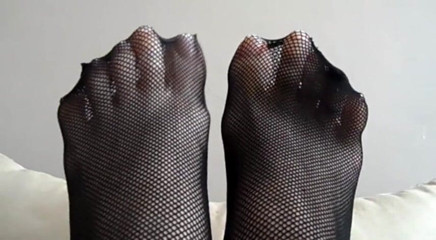 Foot Girls: Lambe meus pés em meias de meia arrastão preta!