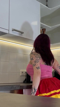 Cea mai sexy majoretă roșcată cu țâțe mari în fustă mini și șosete peste genunchi își expune pizda strâmtă rasă și curul gol
