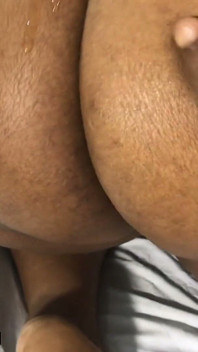 Jonge grote zwarte lul wordt genoten door twee oma's met grote reet