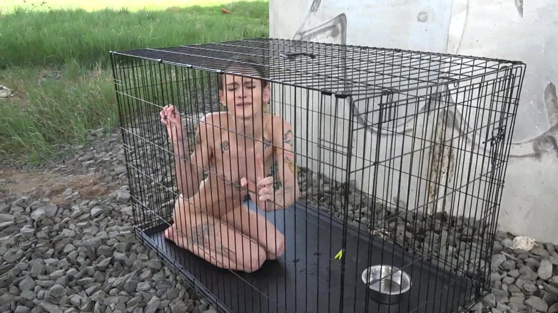 Femdom Austria: Halka açık hap kafesinde teşhir!