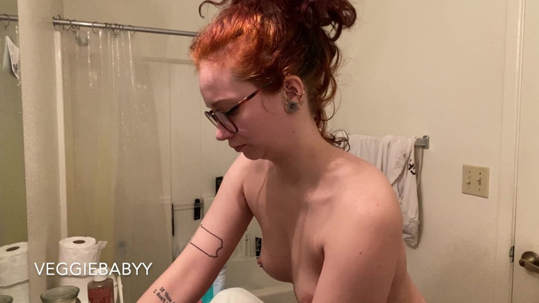 Veggiebabyy: Nude banheiro limpeza e xixi