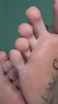 Kaki jenjang Anna close-up dan joi