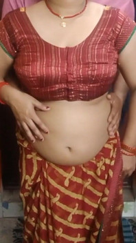 Kakak ipar india yang cantik banget dengan kain sperma warna merah