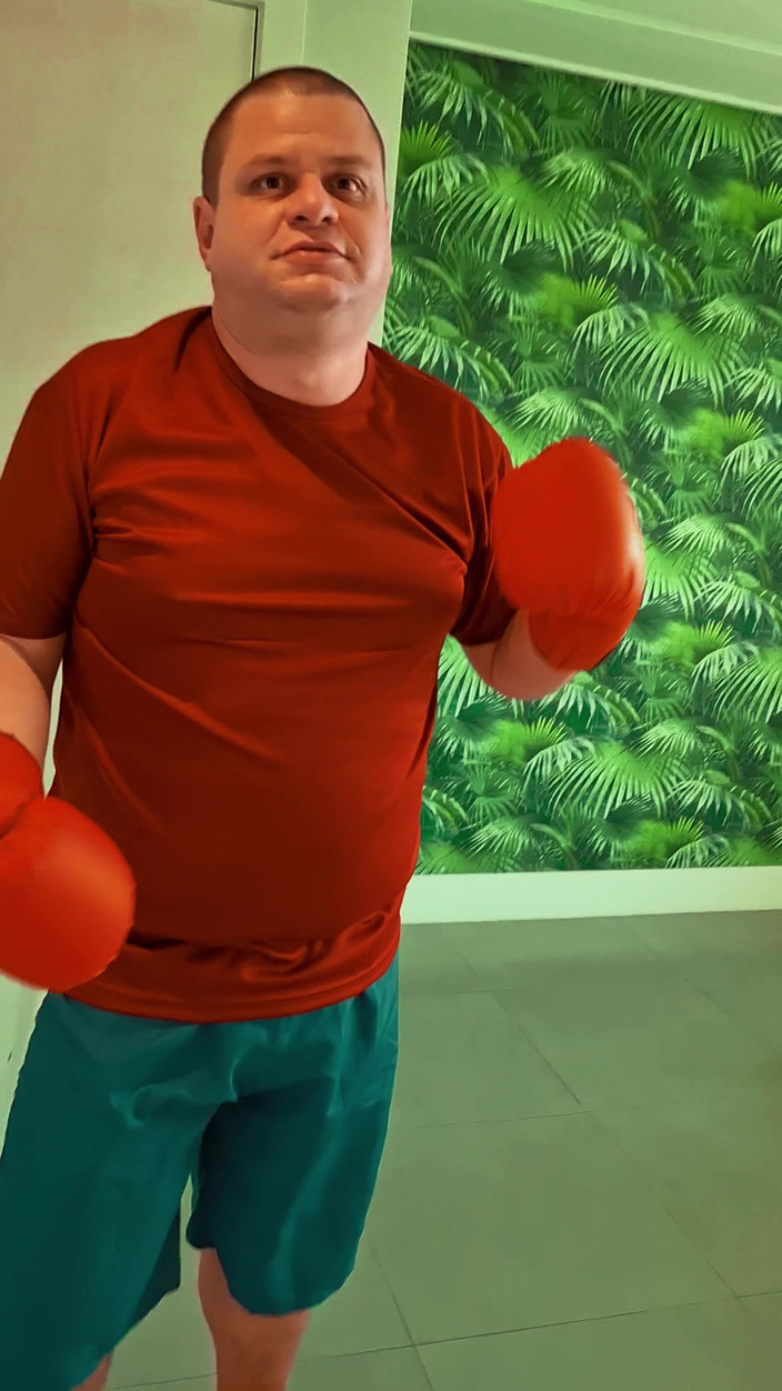 Punchbagplz: （无暴力）第一人称视角大战和桑拿房里的秘密移动由重口味拳击