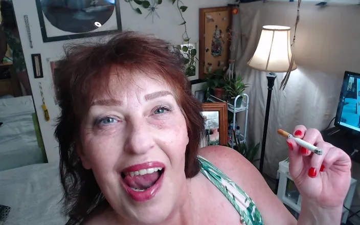 dawnskye1962: 1007 Booty Teasing and Smoking a 100 From Silly Sexy Dawnskye55