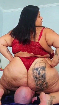 Grandota sentada en la cara de los esclavos flacos
