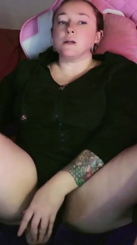 Fata streamer își fute pizda cu un vibrator