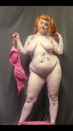 Bunny Royle: Khoe tất cả những đường cong và đường cong gợi cảm của...