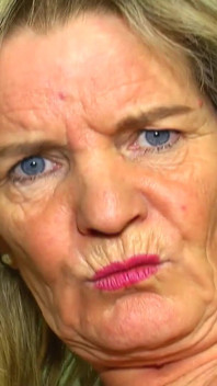 Ella es una abuela alemana en lencería negra a la que le gusta jugar con su juguete