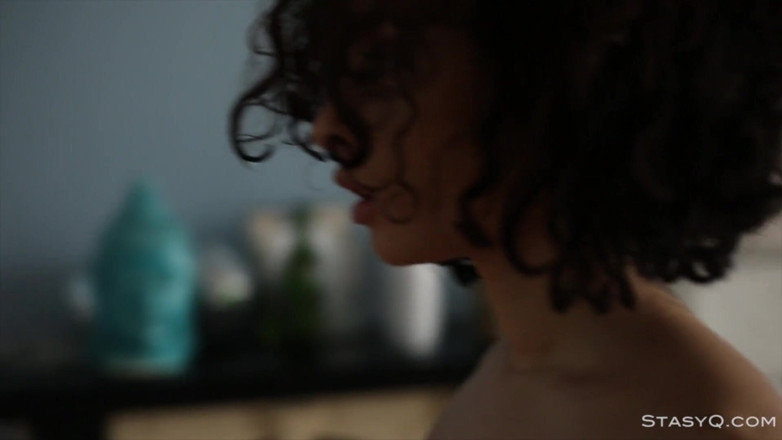 StasyQ: Verleidelijke brunette babe pronkt met haar sexy lichaam