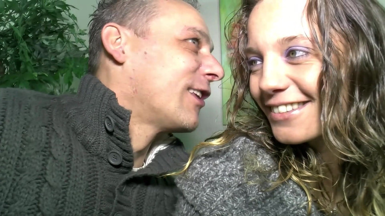 Amateur Pornos XXX: Heidi Fick Schlampe selvagem sofá sexo a três