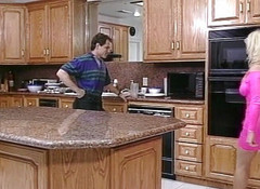 Hooters Entertainment: MILF kotor mengongkek zakar besar di dapur