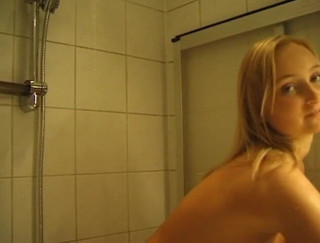 Flash Model Amateurs: Blond piękność cieszy się w łazience